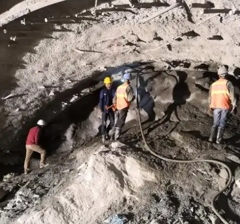 甘泉拱顶带模注浆料的施工流程及注意事项